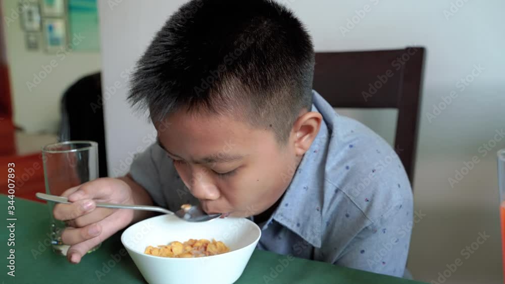 Asian boys eat breakfast like gluttonous. In a hasty life
Asian boys eat breakfast like gluttonous. In a hasty life