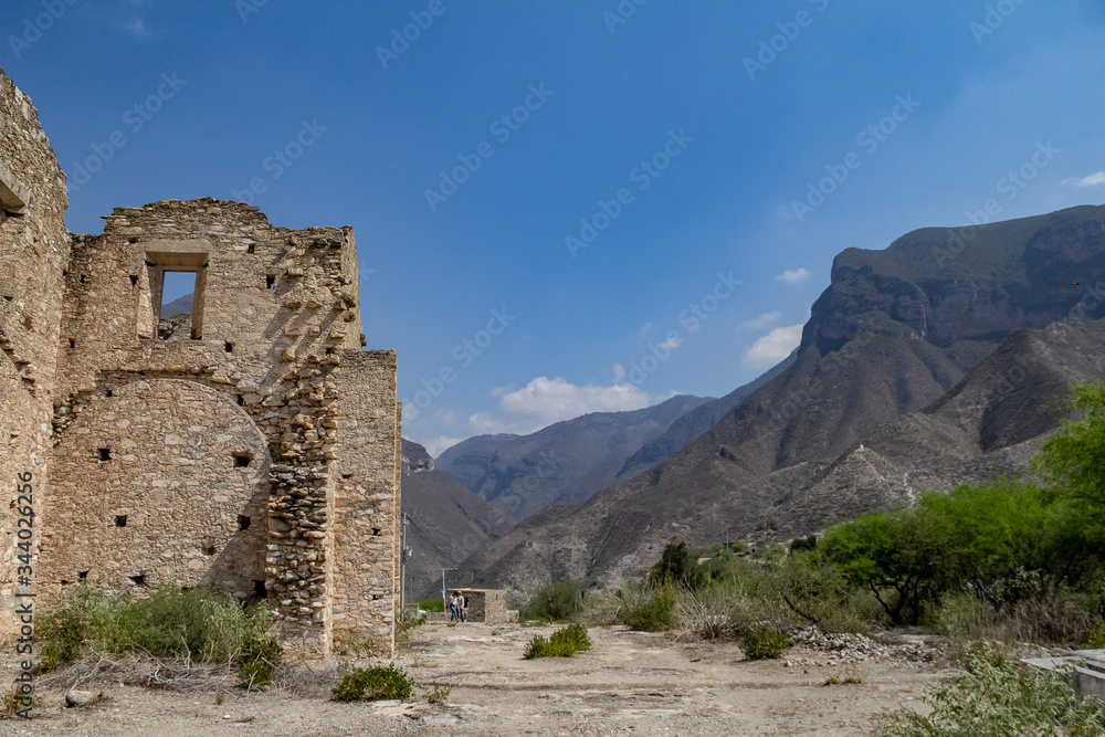 Ruinas en medio de paisaje montañoso. Sierra Gorda de Querétaro