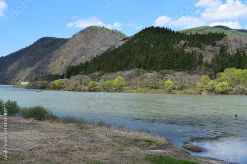 日本三大急流 最上川（もがみがわ）／ 山形県内の源流から河口まで流れる日本三大急流の一つ、最上川です。一つの都府県のみを流域とする河川としては、延長229kmと国内最長の河川です。