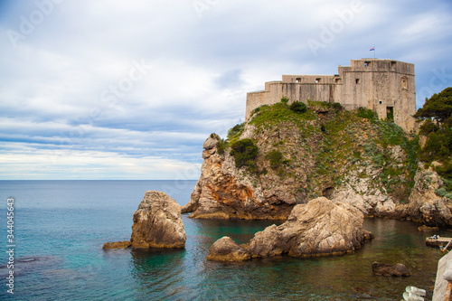 Muralla de Dubrovnik en Croacia, con montaña y mar. Construida sobre la roca del mar Mediterraneo. Histórico pueblo turístico costero. 