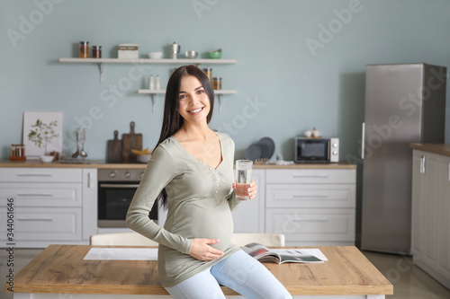 Beautiful pregnant woman dr...
