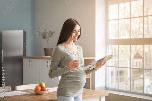 Beautiful pregnant woman wi...