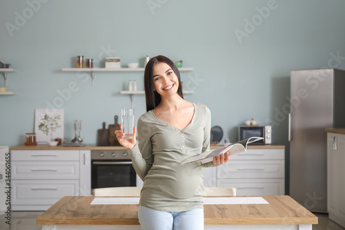 Beautiful pregnant woman wi...