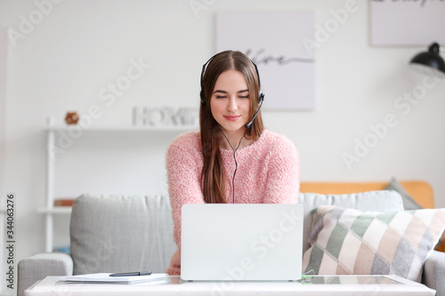 Female technical support ag...
