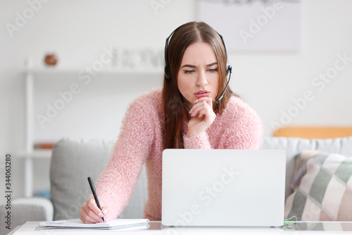 Female technical support ag...