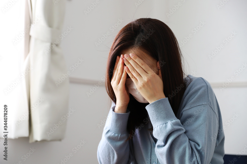 体調不良の女性 体調不良の女性