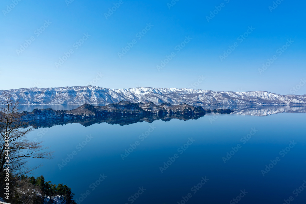 【十和田湖】瞰湖台から眺める初春の十和田湖：十和田湖の湖面に映る不思議なシンメトリー