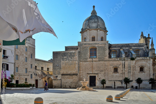 Fototapeta Naklejka Na Ścianę i Meble -  A small square in the old town of Monopoli, Italy