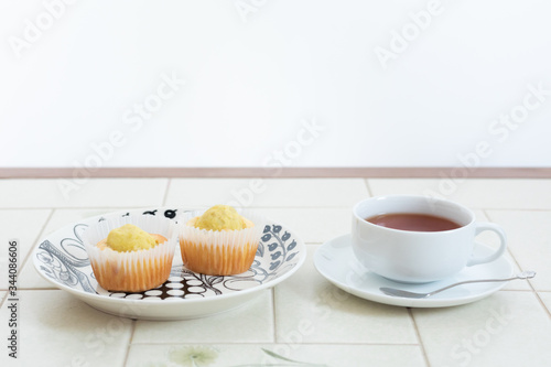 Wallpaper Mural 自宅でお菓子作り　スイートポテトマフィンと紅茶　ティータイム Torontodigital.ca