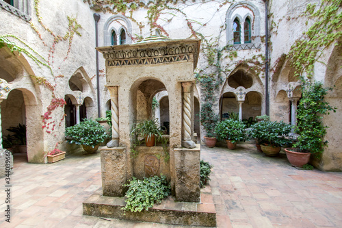 Fototapeta Naklejka Na Ścianę i Meble -  Ancient Well in Courtyard of VIlla Cimbrone, Italy