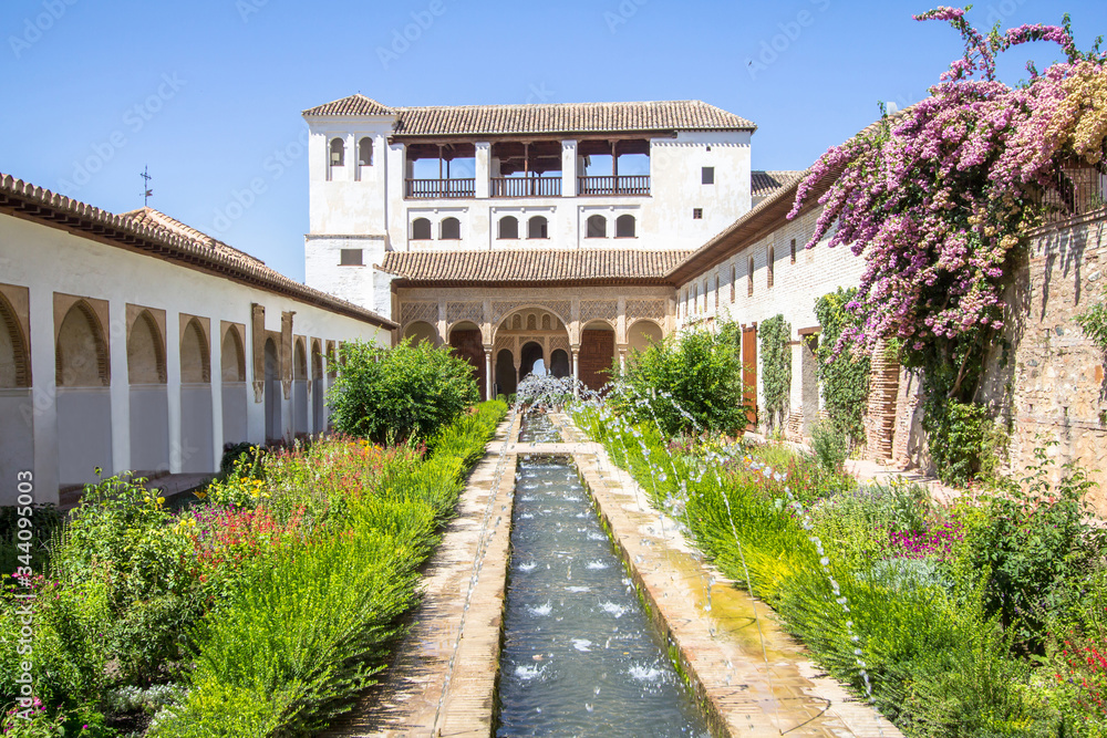 Fototapeta Patio de la Acequia La Alhambra, Granada, Spain