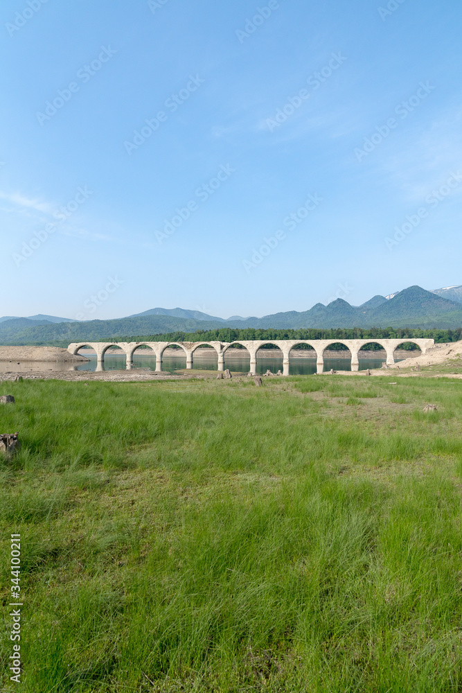 北海道糠平タウシュベツ陸橋と快晴の景色