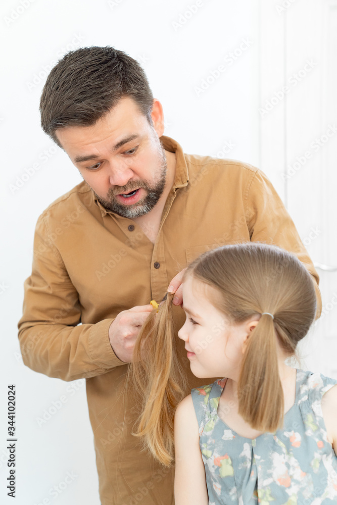 Fototapeta premium dad cuts hair at home child during quarantine.