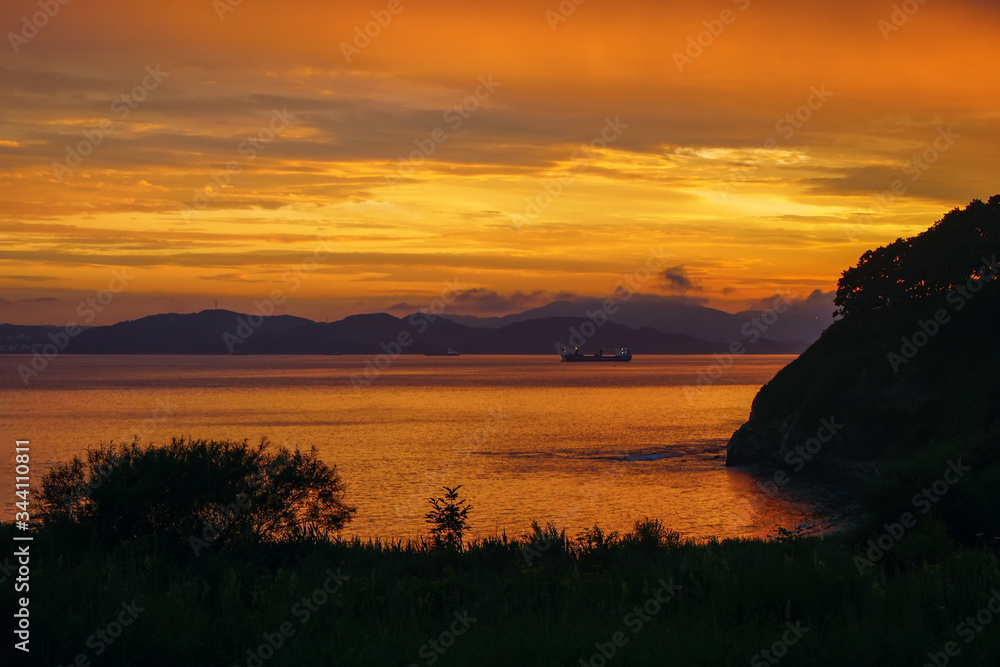 Obraz premium Beautiful golden landscape in the sea bay after sunset