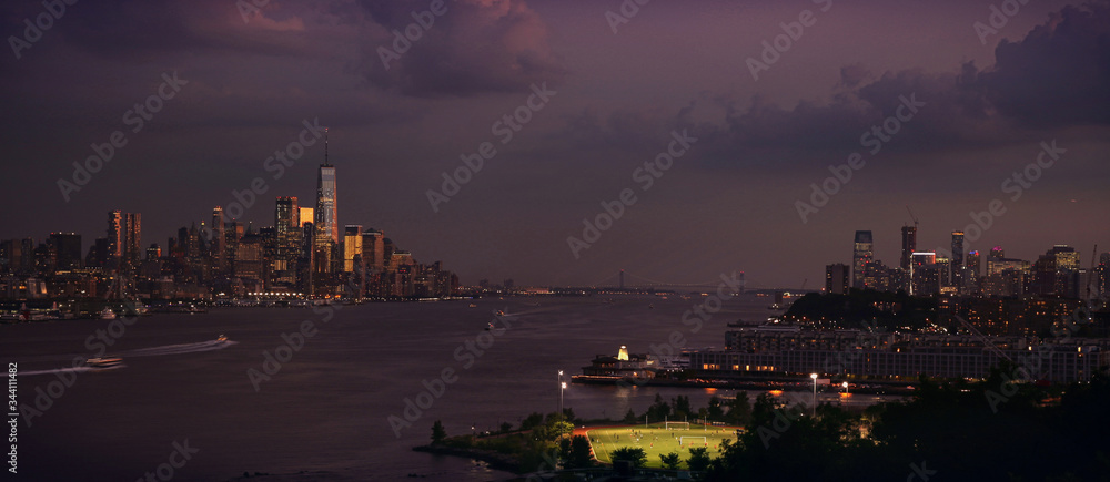 Naklejka premium Upper Manhattan Skyline and New Jersey city from NewJersey