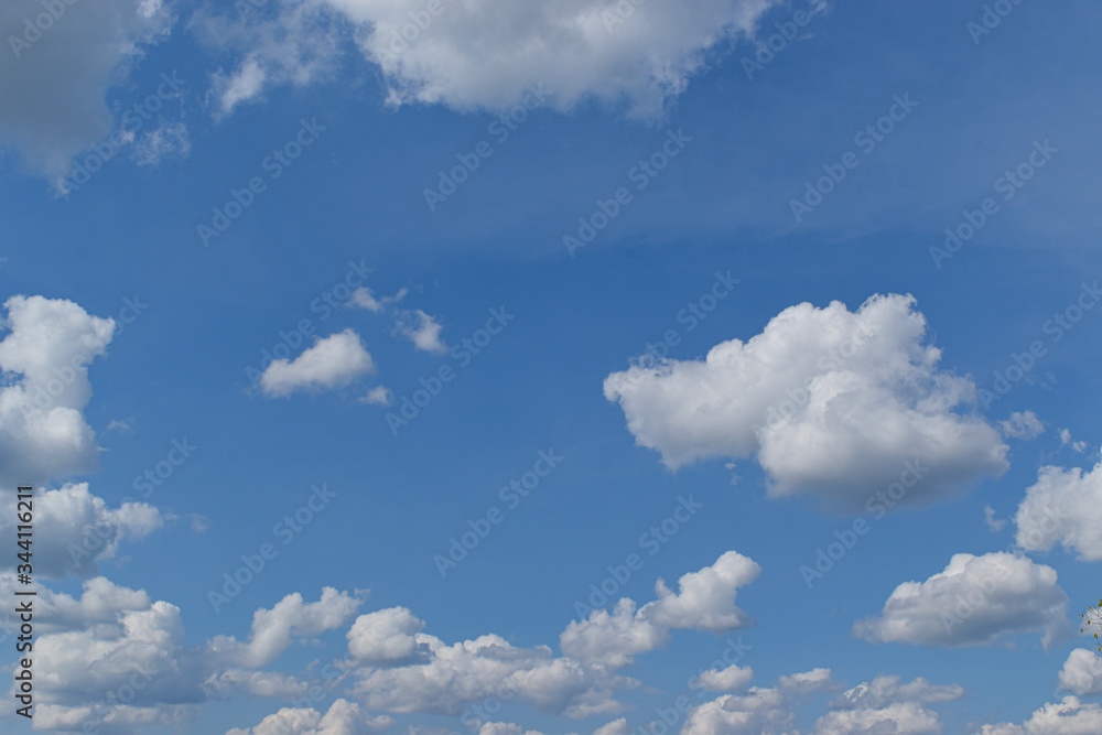 Obraz premium Blue sky background with clouds. Nature abstract composition