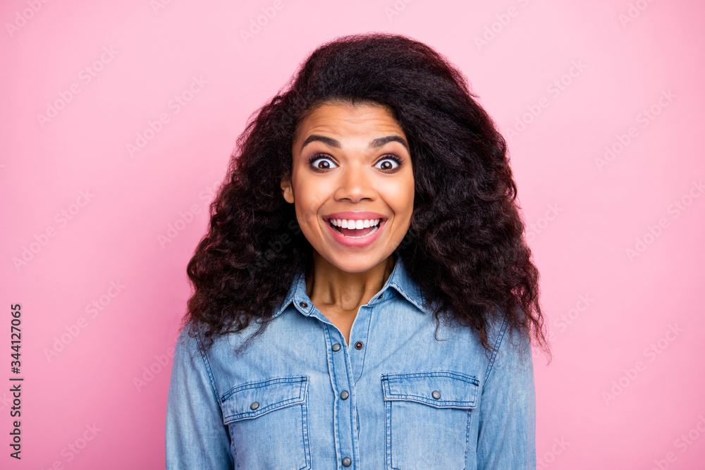 Close up photo of amazed funky afro american girl listen hear unbelievable news scream wear casual style outfit isolated over pastel color background Close up photo of amazed funky afro american girl listen hear unbelievable news scream wear casual style outfit isolated over pastel color background