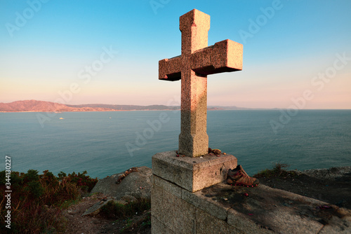 Croce di pietra al termine del cammino di Santiago, Finisterre, concetto spirituale photo