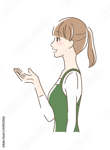 笑顔で手を差し出す女性の横顔