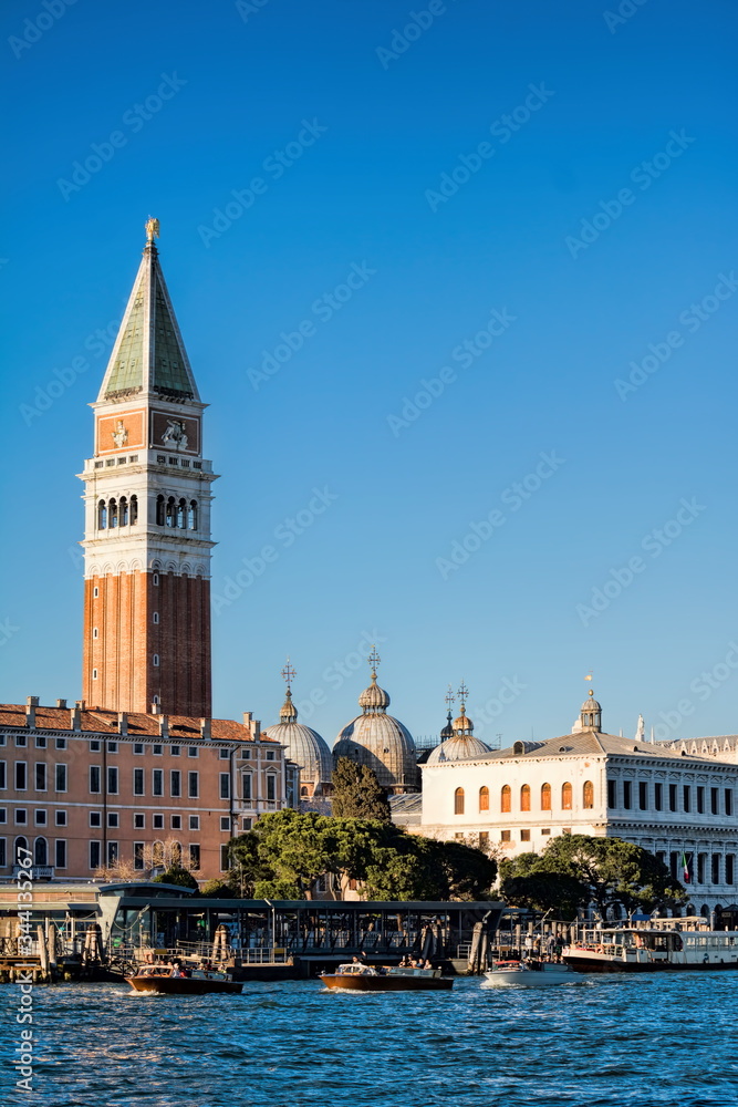 venedig, italien - campanile und kuppeln vom markusdom.