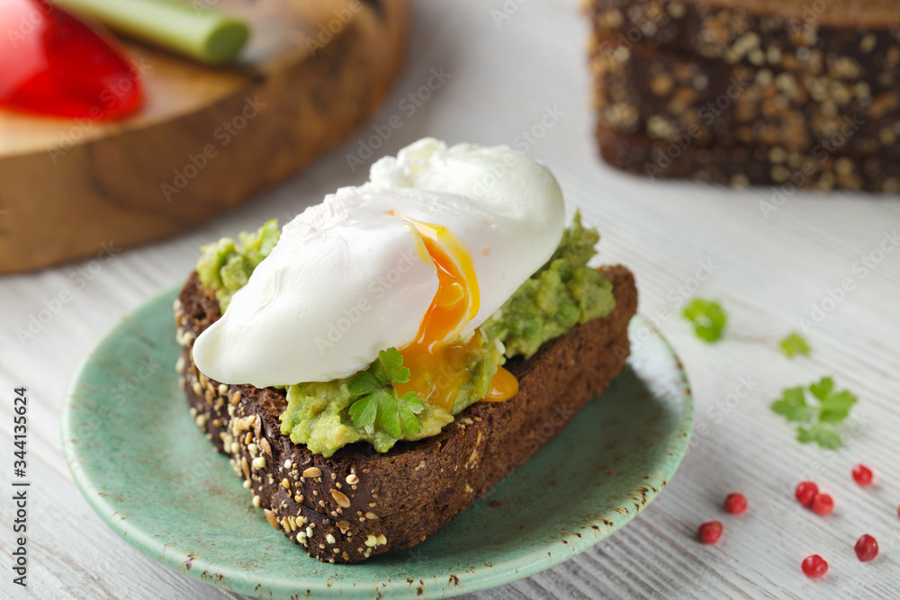 Poached egg on wholemeal brown toast with dip avocado Poached egg on wholemeal brown toast with dip avocado