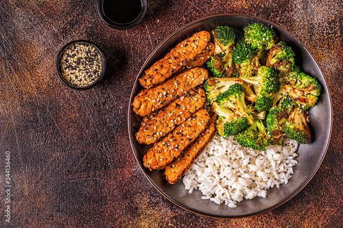 Tableau sur toile Fried tempeh with rice and broccoli.