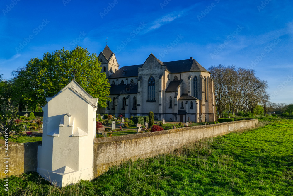 Historische Kirche und Friedhof in Hohenbudberg am Rhein Historische Kirche und Friedhof in Hohenbudberg am Rhein