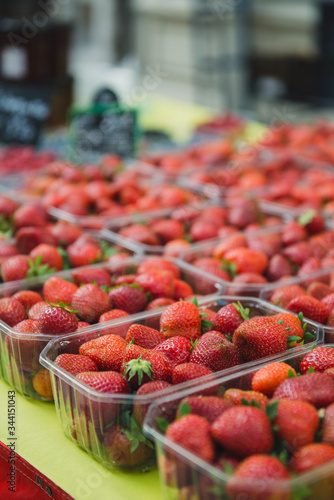 Barquettes de fraises sur un étal du marché de Périgueux en Dordogne, France photo