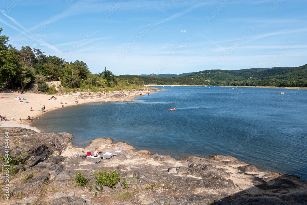 Φωτογραφία Beach of the lake of Saint-Ferreol in southern France