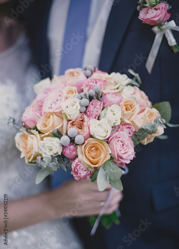 Fototapeta Naklejka Na Ścianę i Meble -  nice wedding bouquet in bride's hand