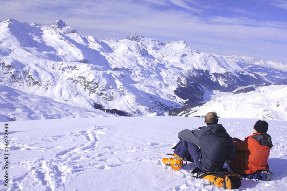 Bivio, Skitour Roccabella, Gipfelrast mit Blick auf Piz Sur Paré, Piz Platta, Piz Forbesch und Piz Arblatsch.