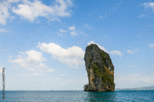 Huge rock near Poda Chicken island, Thai © o_lypa
