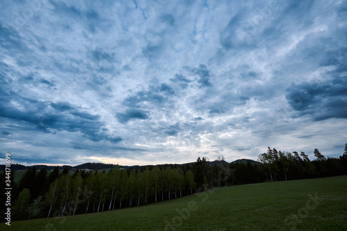 Wolkiger Himmel bei Dämmerung 