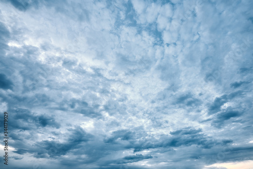 Wolken am Himmel während der Dämmerung