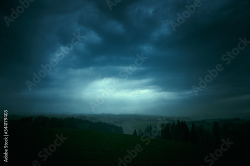 Dunkle Sturm Wolken in der Dämmerung