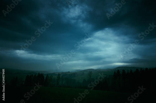 Dunkle Sturm Wolken in der Dämmerung