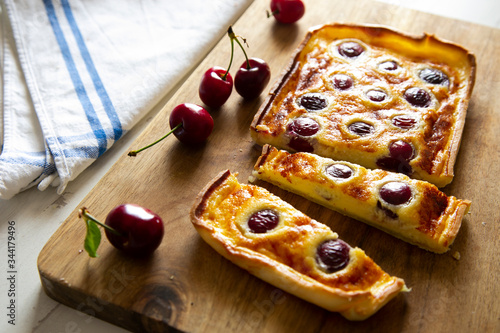 Foto Cherry cake baked in a wood surface