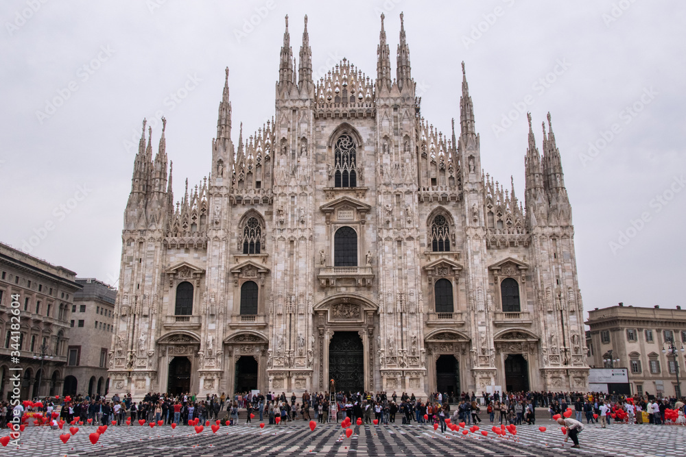 Catedral de Duomo en Milán, Italia con globos rojos en el suelo
