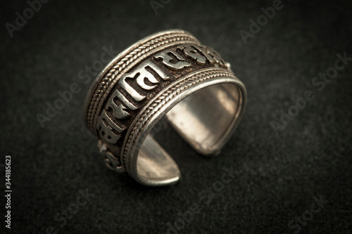 Antico anello argento preghiera buddista 