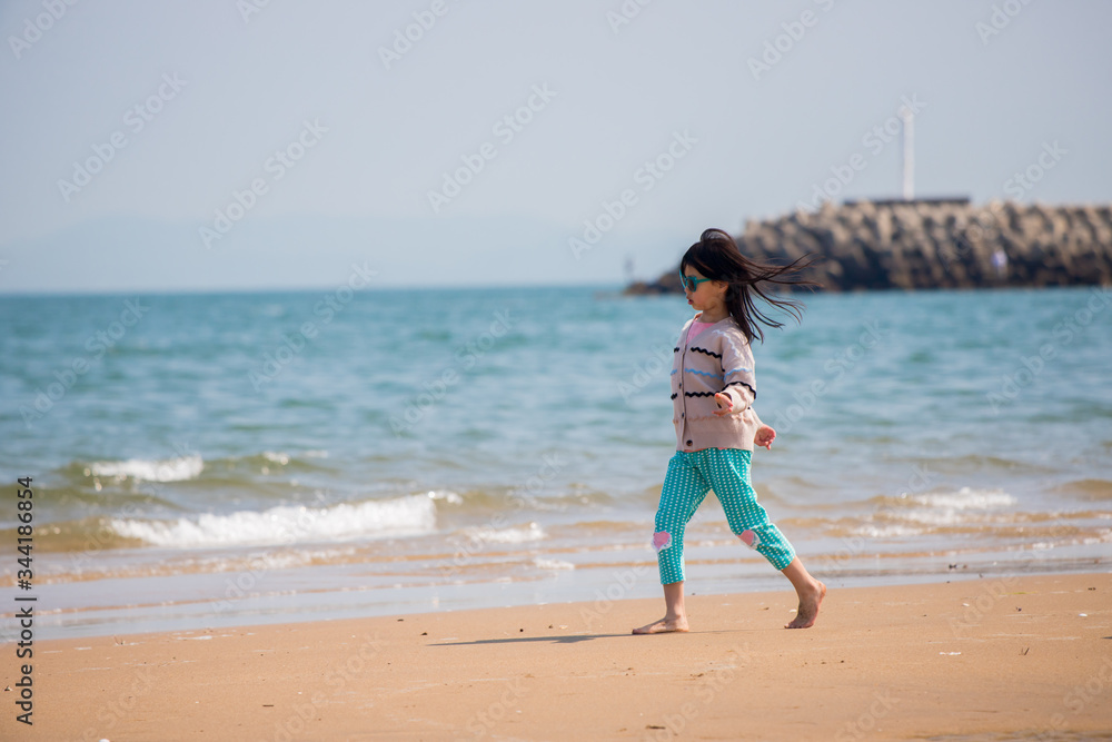 初夏の海で遊んでいる子供