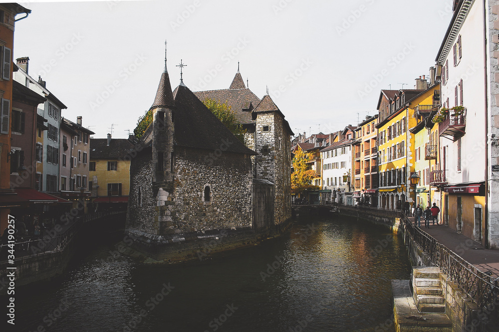 Obraz premium canal houses near river