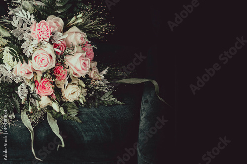 Piękny bukiet z różowymi kwiatami leży na fotelu. Wiązanka ślubna. Dekoracja florystyczna. Kartka z życzeniami photo
