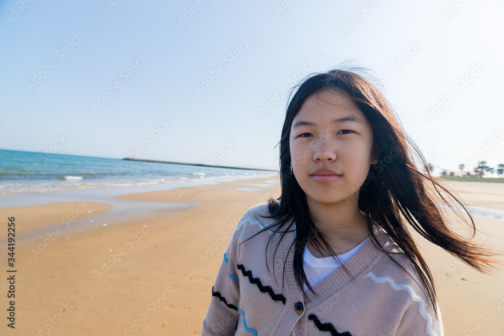 初夏の海で遊んでいる子供 初夏の海で遊んでいる子供