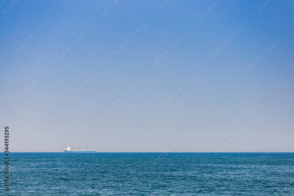 Fototapeta premium 海面に航行中の船