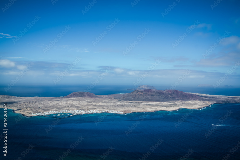 Isla de la Graciosa en Lanzarote desde el mirador del rio en Lanzarote, considerado el mirador más bonito de las Islas Canarias.