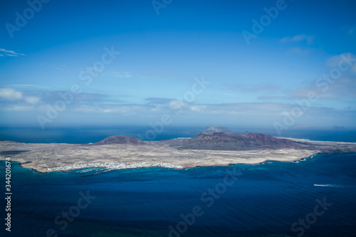 Isla de la Graciosa en Lanzarote desde el mirador del rio en Lanzarote, considerado el mirador más bonito de las Islas Canarias.