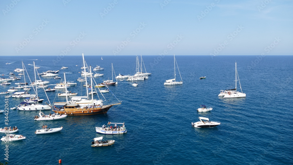 Polignano a Mare, sud Italia. Traffico di barche nel mare Adriatico