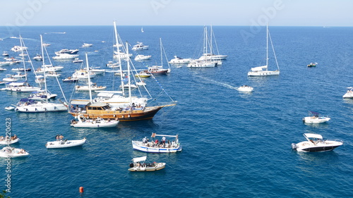 Polignano a Mare, sud Italia. Traffico di barche nel mare Adriatico © Franxuc