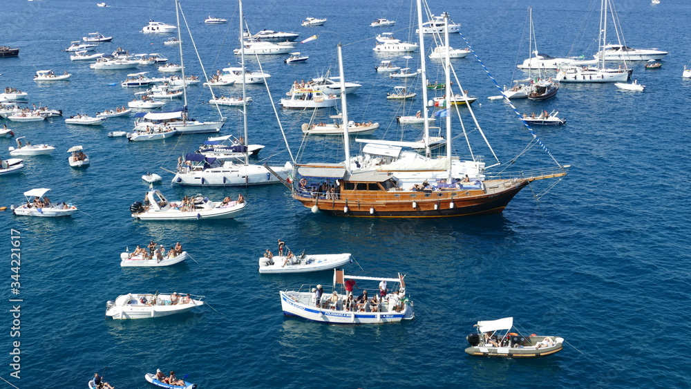 Polignano a Mare, sud Italia. Traffico di barche nel mare Adriatico