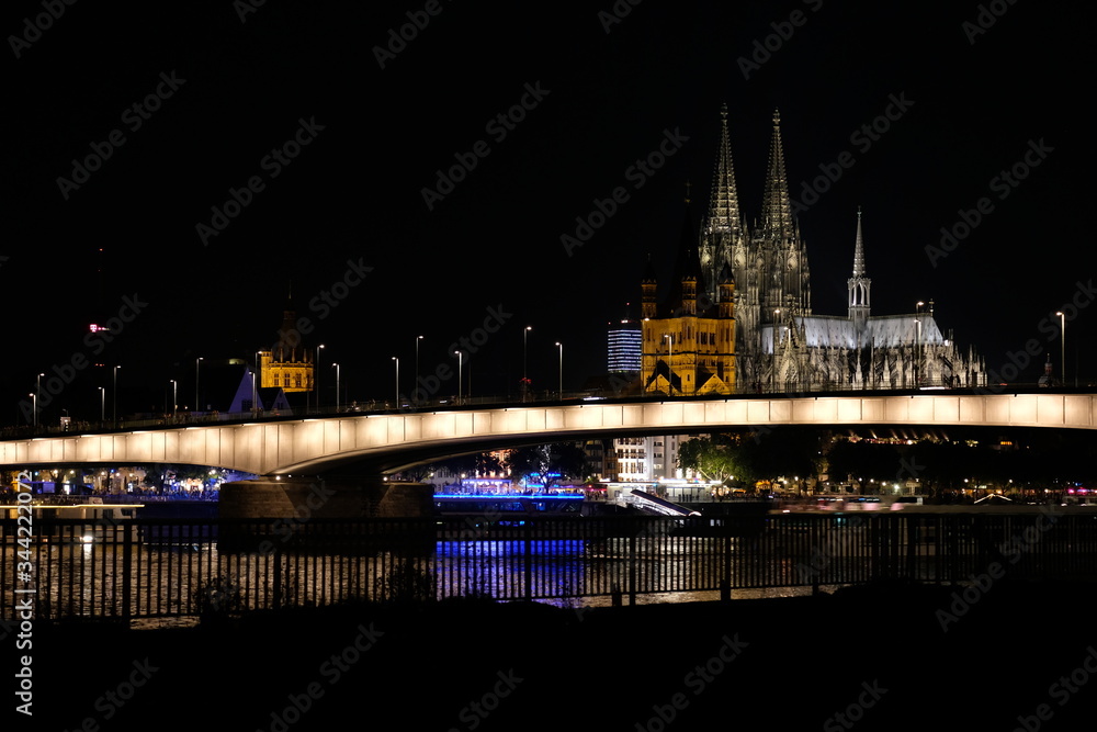 Kölner Nachtszene mit Kölner Dom, Groß Sankt Martin, Deutzer Brücke und Rhein, aufgenommen von Deutz